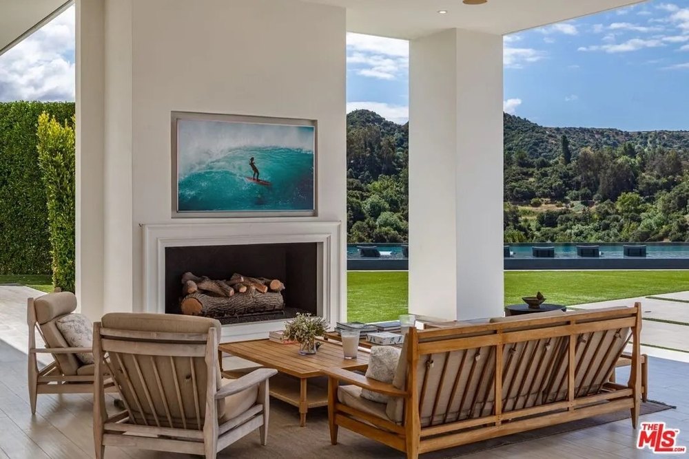 Jennifer Lopez lists former marital mansion in Beverly Hills after Ben Affleck divorce